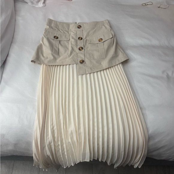 Elegant Cream Pleated Skirt - Picture 1 of 1